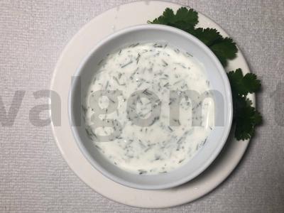 Grietinės padažas su česnakais pagrindine nuotrauka