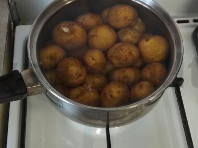 Kaimiškos bulvės su Vienos dešrelėmis Žingsnis 1