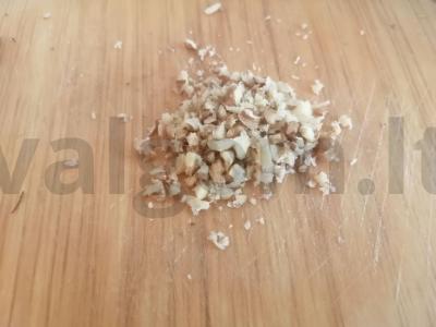 Gausios salotos su graikiniais riešutais Žingsnis 6