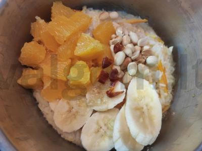 Citrusinių vaisių sultyse virti ryžiai su bananų gabalėliais, žemės riešutais ir aitriosiomis paprikomis Žingsnis 3