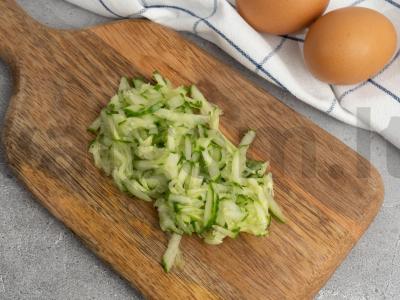 Įdaryti kiaušiniai su šviežiais agurkais ir raudonaisiais ikrais Žingsnis 1