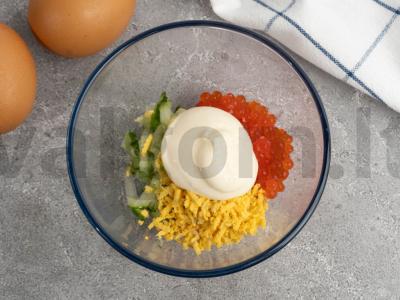 Įdaryti kiaušiniai su šviežiais agurkais ir raudonaisiais ikrais Žingsnis 2