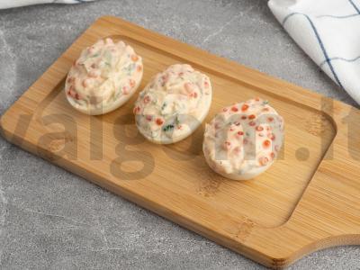 Įdaryti kiaušiniai su šviežiais agurkais ir raudonaisiais ikrais Žingsnis 3