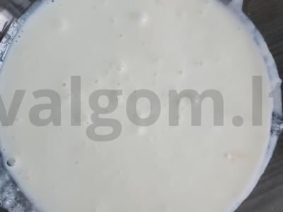 Kvietiniai blynai ant rūgusio pieno Žingsnis 1