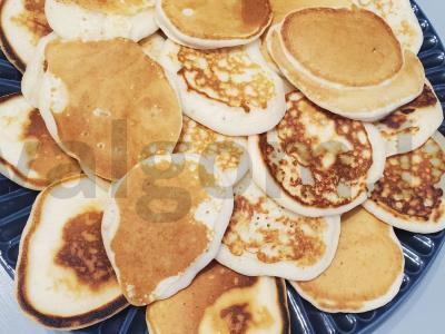 Kvietiniai blynai ant rūgusio pieno pagrindine nuotrauka