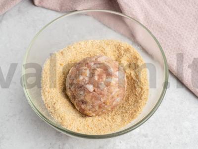 Orkaitėje kepami putpelių kiaušiniais įdaryti kotletai Žingsnis 2