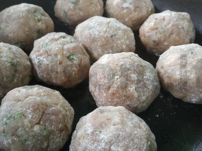 Sultingi vištienos ir kiaulienos kotletai Žingsnis 4