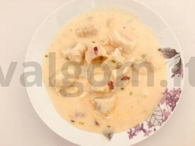 Sultinga ir švelni jūrų lydekos su daržovėmis grietinėlės ir česnakų padaže pagrindine nuotrauka