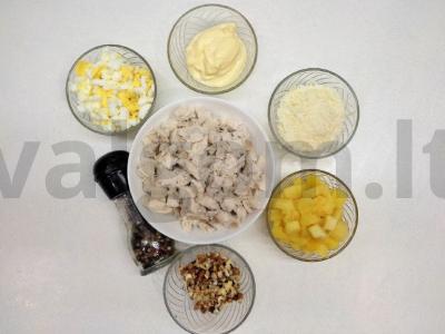 Baltosios salotos su vištiena, ananasais, parmezanu ir kiaušiniais Žingsnis 1
