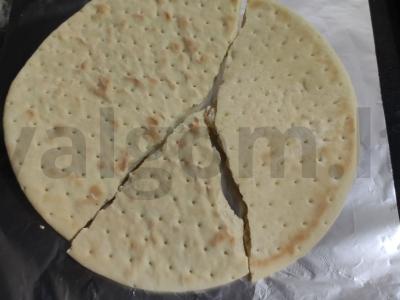 Nuostabi pica ant traškios plutos "3 žemynai" su krevetėmis ir grybais Žingsnis 4