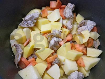 Troškintos bulvės su mėsa daugiafunkcinėje keptuvėje Žingsnis 4