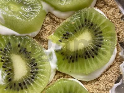 Nekeptas pyragas su kiviais ir sūdytais žemės riešutais Žingsnis 15