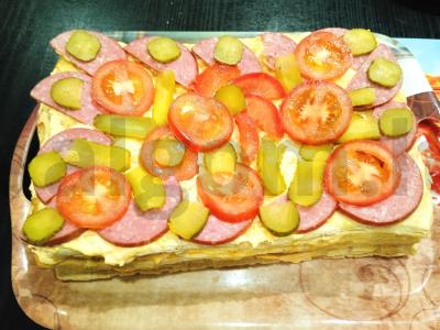 Sluoksniuotas užkandžių pyragas pagrindine nuotrauka