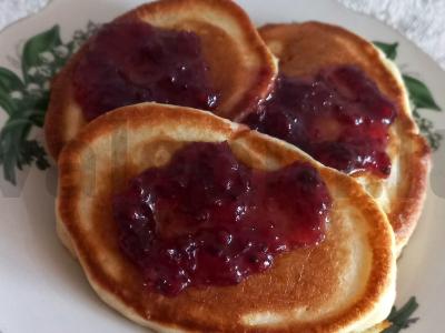 Kefyro blyneliai su soda pagrindine nuotrauka