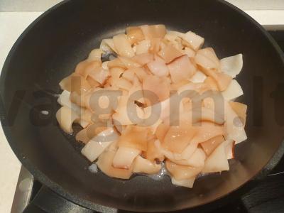 Avokadų ir kalmarų salotos Žingsnis 1