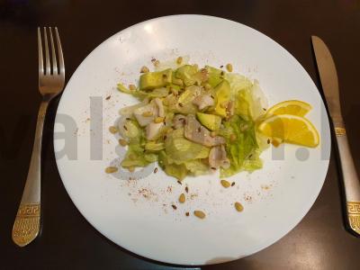 Avokadų ir kalmarų salotos pagrindine nuotrauka