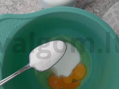 Ploni blyneliai ant rūgštaus pieno Žingsnis 1