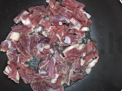 Guliašas su padažu Žingsnis 1