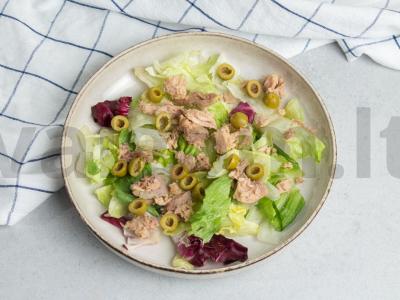 Žuvies salotos iš rausvosios lašišos su alyvuogėmis pagrindine nuotrauka