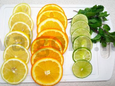 Vitaminų detoksikacijos gėrimas su laimu Žingsnis 1