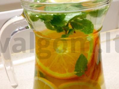 Vitaminų detoksikacijos gėrimas su laimu Žingsnis 2