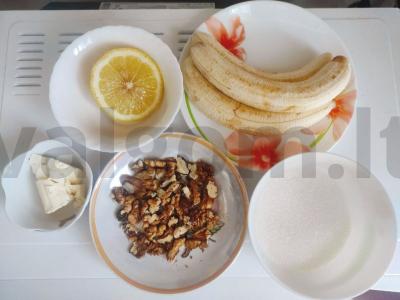 Karamelinis bananų pyragas su graikiniais riešutais Žingsnis 1