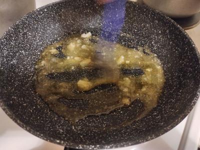 Karamelinis bananų pyragas su graikiniais riešutais Žingsnis 2