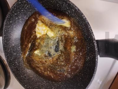 Karamelinis bananų pyragas su graikiniais riešutais Žingsnis 3