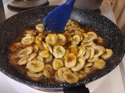 Karamelinis bananų pyragas su graikiniais riešutais Žingsnis 4