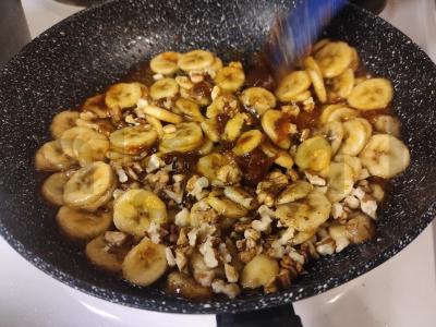 Karamelinis bananų pyragas su graikiniais riešutais Žingsnis 5