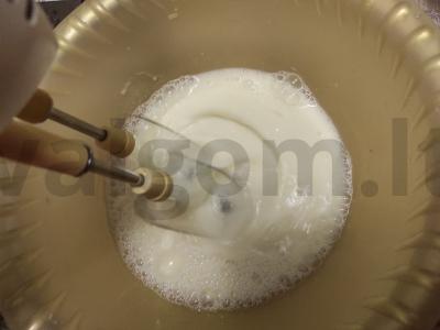 Karamelinis bananų pyragas su graikiniais riešutais Žingsnis 6