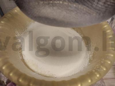 Karamelinis bananų pyragas su graikiniais riešutais Žingsnis 7