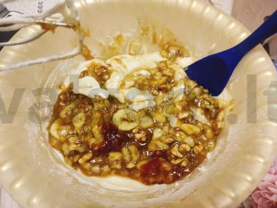 Karamelinis bananų pyragas su graikiniais riešutais Žingsnis 8