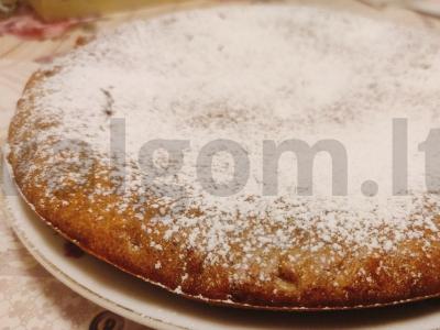 Karamelinis bananų pyragas su graikiniais riešutais pagrindine nuotrauka