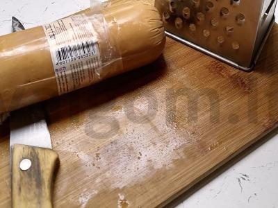 Pekino kopūstų salotos su pomidorais, rūkytu sūriu ir česnakiniu padažu Žingsnis 3