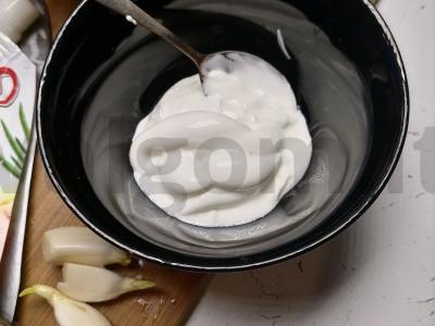 Pekino kopūstų salotos su pomidorais, rūkytu sūriu ir česnakiniu padažu Žingsnis 5