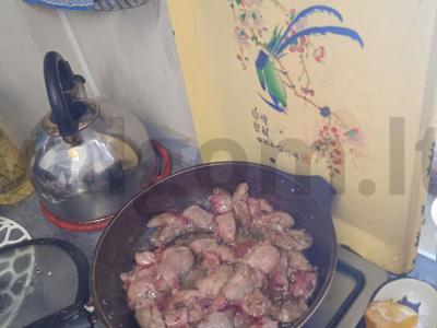 Troškintos kepenys su daržovėmis Žingsnis 1