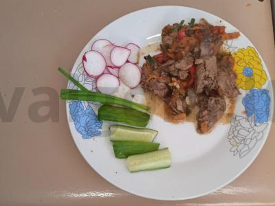 Troškintos kepenys su daržovėmis pagrindine nuotrauka