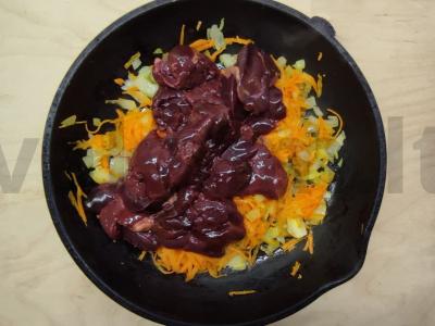 Vištienos kepenėlių paštetas su džiovintomis slyvomis Žingsnis 1