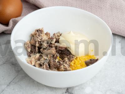 Įdaryti kiaušiniai su saira ir majonezu Žingsnis 2