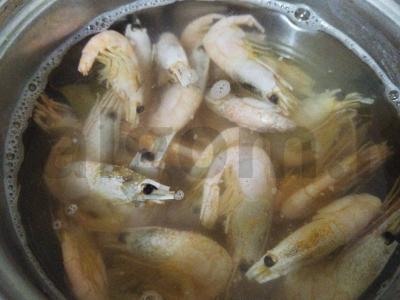 Salotos su krevetėmis ir marinuotais grybais Žingsnis 1