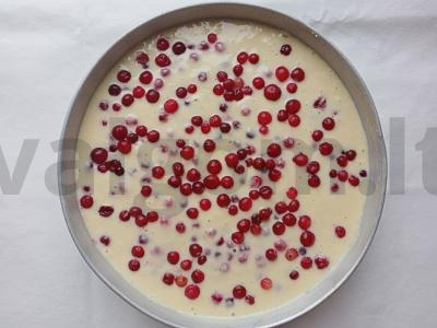 Prašmatnus spanguolių kefyro pyragas. Žingsnis 2