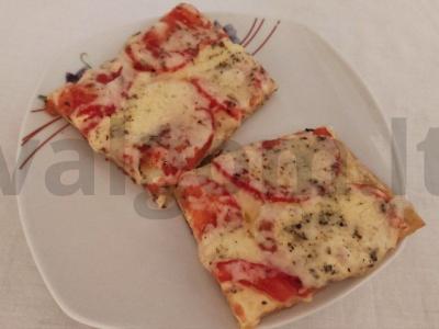Pica su įvairių rūšių sūriu ir bazilikais pagrindine nuotrauka