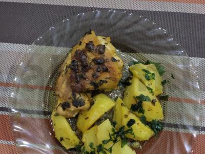 Kepta vištiena su bulvėmis pagrindine nuotrauka