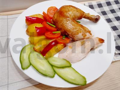 Vištiena su rūkyta paprika ir daržovėmis orkaitėje pagrindine nuotrauka