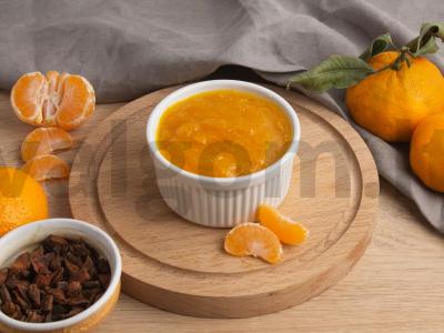 Aštri mandarinų uogienė su badian aliejumi pagrindine nuotrauka