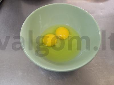 Neįprastas omletas su sūrio įdaru Žingsnis 1