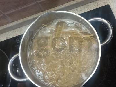 Vištiena terijakio padaže su kiaušinių makaronais Žingsnis 6