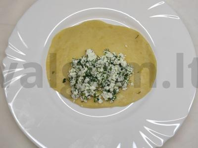 Švelnūs čeburekai su žolelėmis ir varške Žingsnis 4