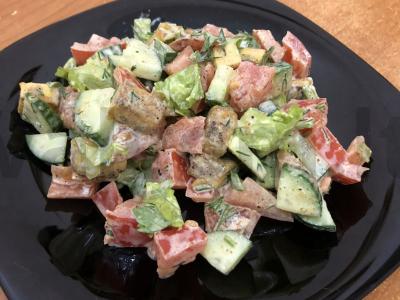 Veganiškos salotos su "vištiena". pagrindine nuotrauka